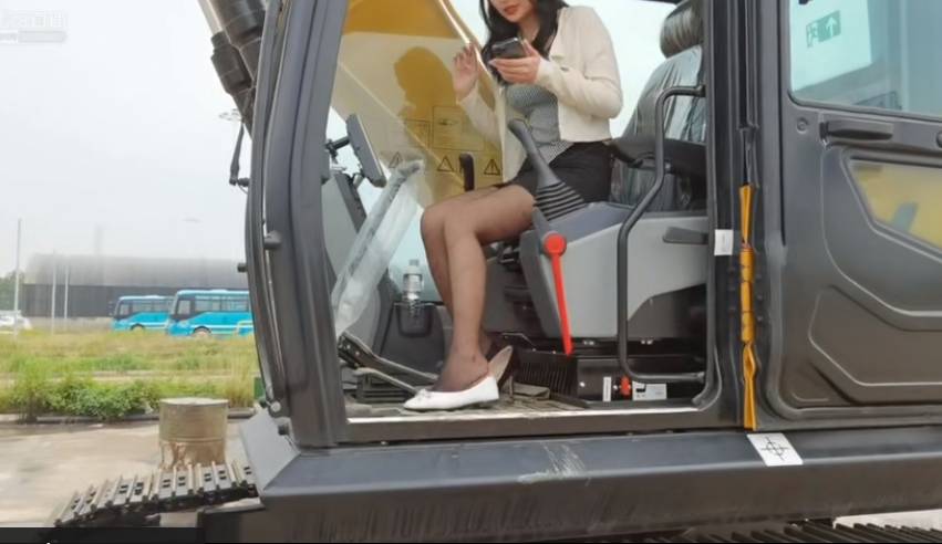 蓝翔与时俱进 黑丝女主播开挖掘机